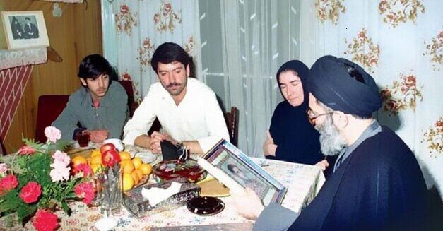 مادر شهیدی که رئیس جمهور را کشیش خطاب کرد!/ روایت کامل ملاقات رهبر معظم انقلاب با خانواده شهید «جانی بت اوشانا»