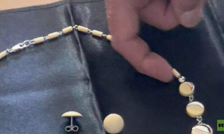 یک هنرمند روسی، گردنبند و گوشواره مزین به جواهر را به مسجدالاقصی هدیه داد