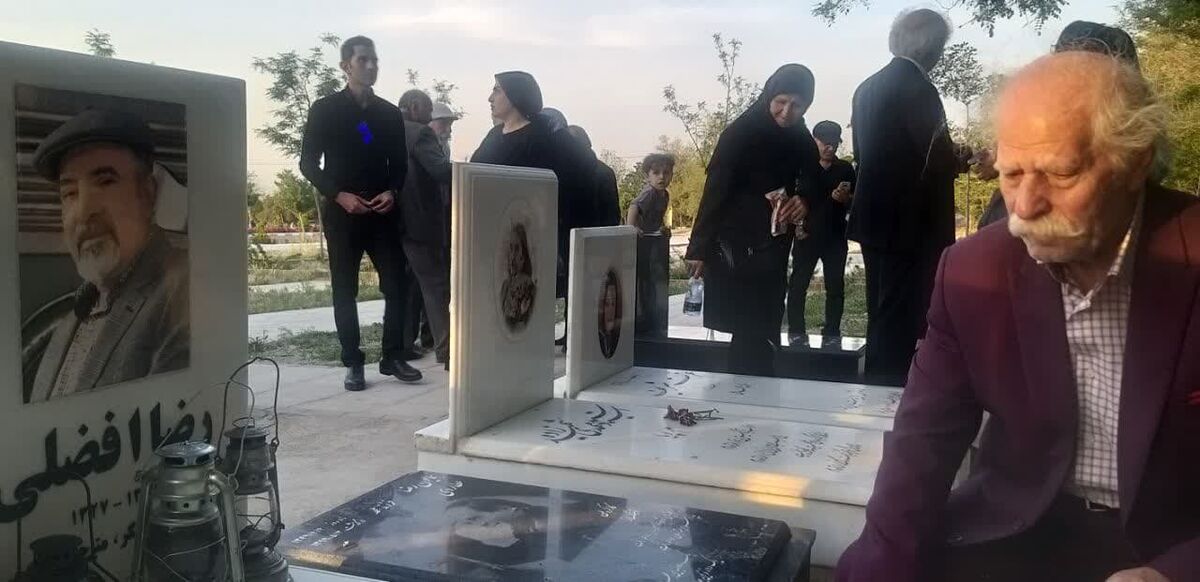 نهمین آیین تک چراغ در مراسم میثاق با هنرمندان در مشهد برگزار شد