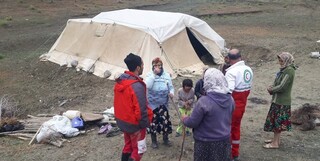 امدادرسانی هلال احمر قوچان به عشایر گرفتار شده در برف و باران