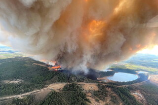 سیل و آتش‌سوزی در غرب کانادا/ هزاران نفر آواره شدند