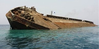 خارج‌سازی شناورهای غرق شده از جزیره خارگ
