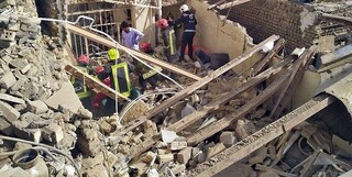نجات یک نوجوان از زیر آوار در پی تخریب یک منزل مسکونی در مشهد