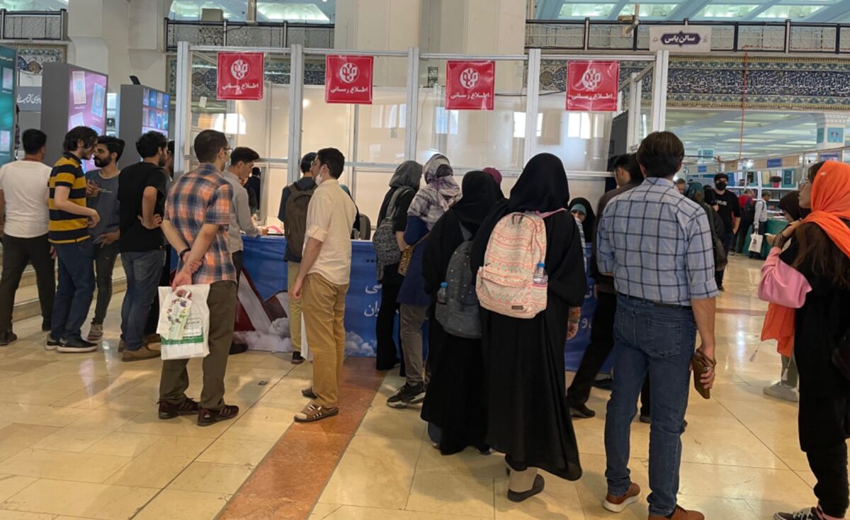 آنچه در دومین روز نمایشگاه کتاب گذشت/ جای حاج قاسم اینجا خالی نیست!