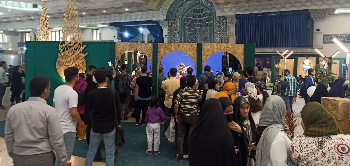 آنچه در دومین روز نمایشگاه کتاب گذشت/ جای حاج قاسم اینجا خالی نیست!