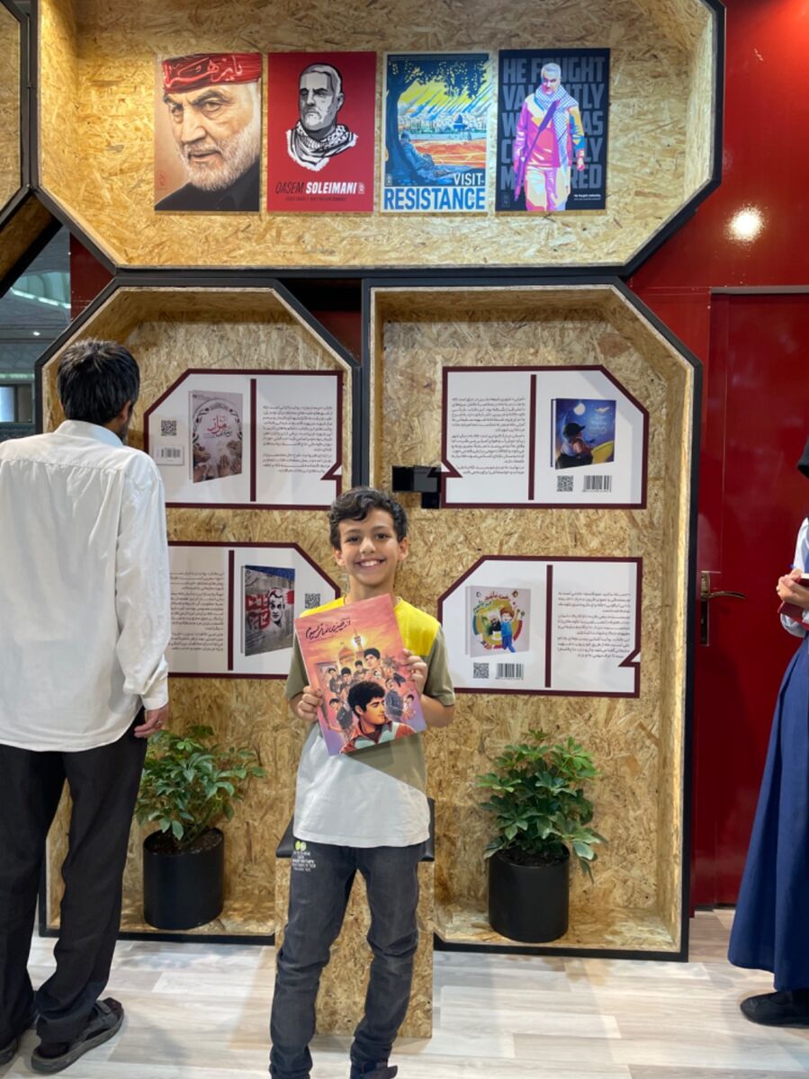 آنچه در دومین روز نمایشگاه کتاب گذشت/ جای حاج قاسم اینجا خالی نیست!