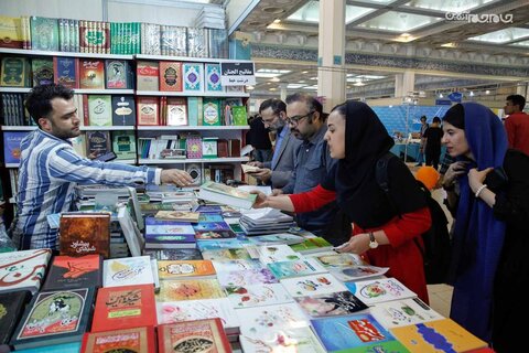 گزارش قدس از سی و چهارمین نمایشگاه کتاب تهران / کتاب تحریم شدنی نیست