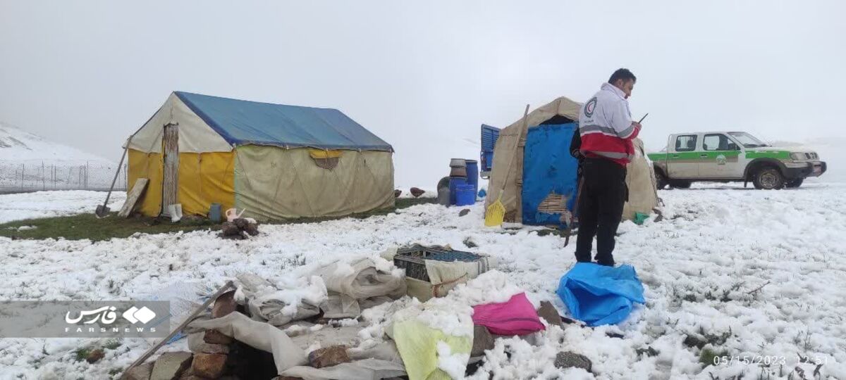 بارش برف ۵۶ روز پس از زمستان/ امداد به عشایر گرفتار در برف و کولاک در شهرستان سراب+ تصاویر