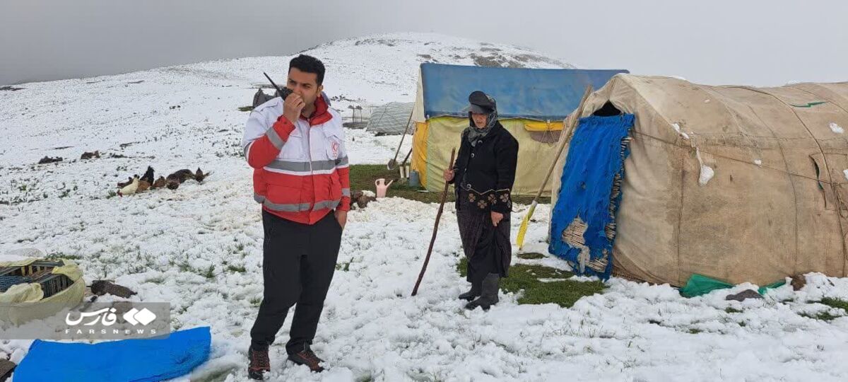 بارش برف ۵۶ روز پس از زمستان/ امداد به عشایر گرفتار در برف و کولاک در شهرستان سراب+ تصاویر