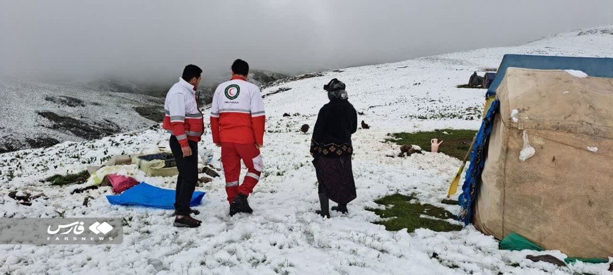 بارش برف ۵۶ روز پس از زمستان/ امداد به عشایر گرفتار در برف و کولاک در شهرستان سراب+ تصاویر