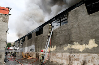 آتش‌سوزی کارخانه کفش در قم مهار شد