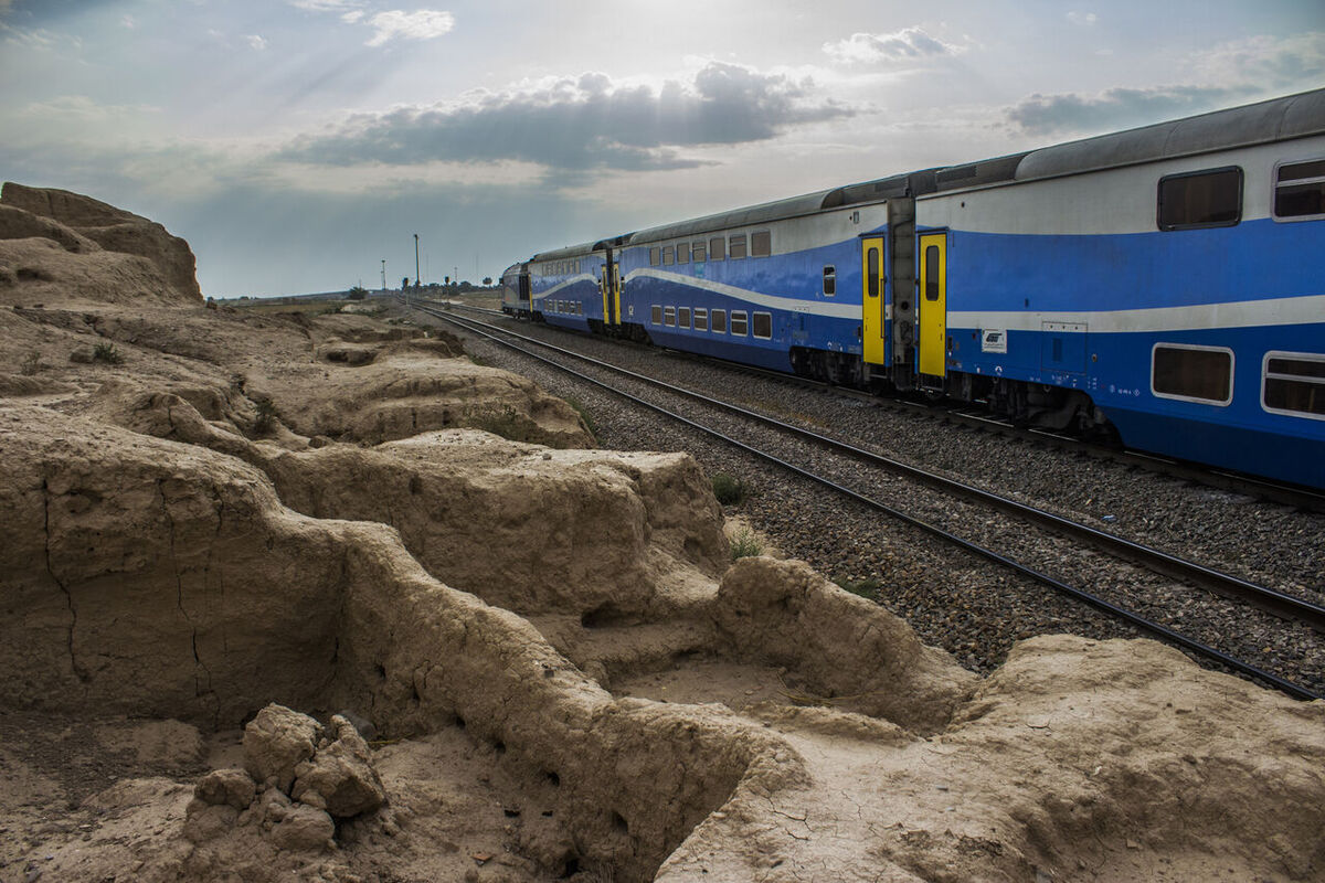 طوفان و گرد و خاک حرکت قطار مسافربری مشهد-سرخس را متوقف کرد