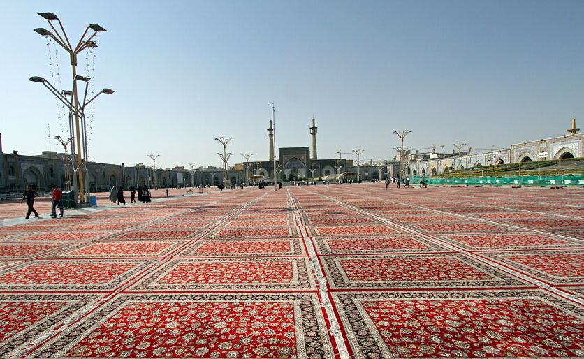 قصه فرشهای حرم امام رضا (ع)/ این خادمان روزانه ۲۱۰ هزار متر مربع را مفروش میکنند+عکس