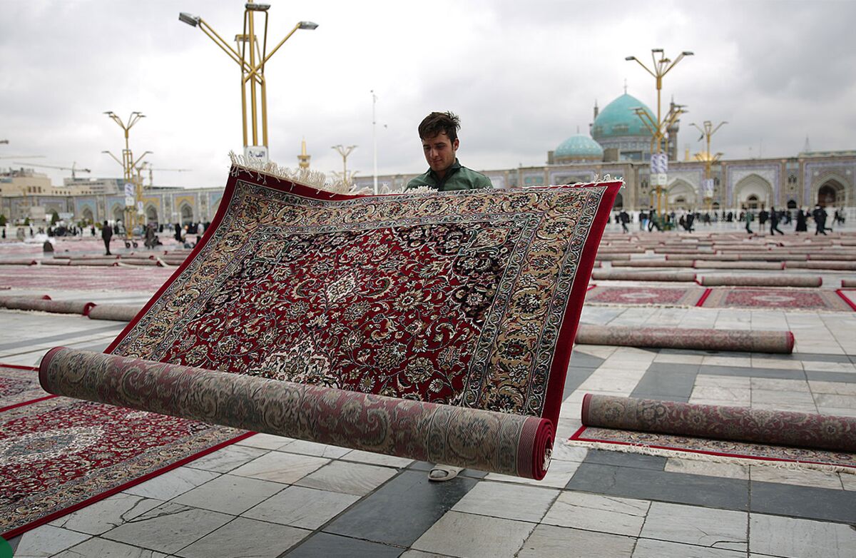 قصه فرشهای حرم امام رضا (ع)/ این خادمان روزانه ۲۱۰ هزار متر مربع را مفروش میکنند+عکس