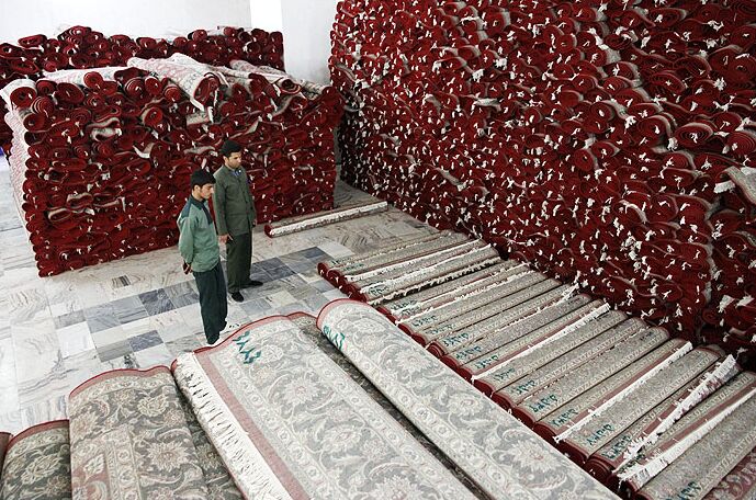 قصه فرشهای حرم امام رضا (ع)/ این خادمان روزانه ۲۱۰ هزار متر مربع را مفروش میکنند+عکس