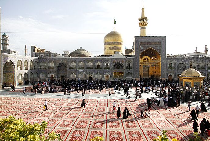 قصه فرشهای حرم امام رضا (ع)/ این خادمان روزانه ۲۱۰ هزار متر مربع را مفروش میکنند+عکس