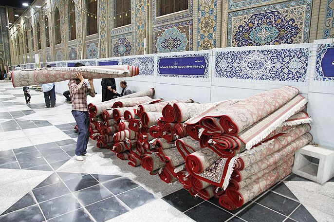 قصه فرشهای حرم امام رضا (ع)/ این خادمان روزانه ۲۱۰ هزار متر مربع را مفروش میکنند+عکس