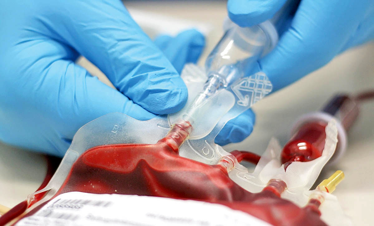 طی یک یا دو سال آینده، پالایشگاه‌های خون راه‌اندازی می‌شوند/ تولید ۲۰ داروی گرانبها از «پلاسما» 