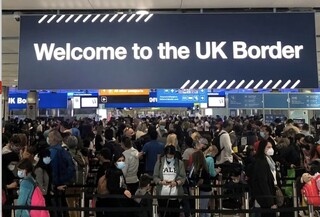 گیت‌های الکترونیکی کنترل گذرنامه در فرودگاه‌های سراسر انگلیس مختل شد