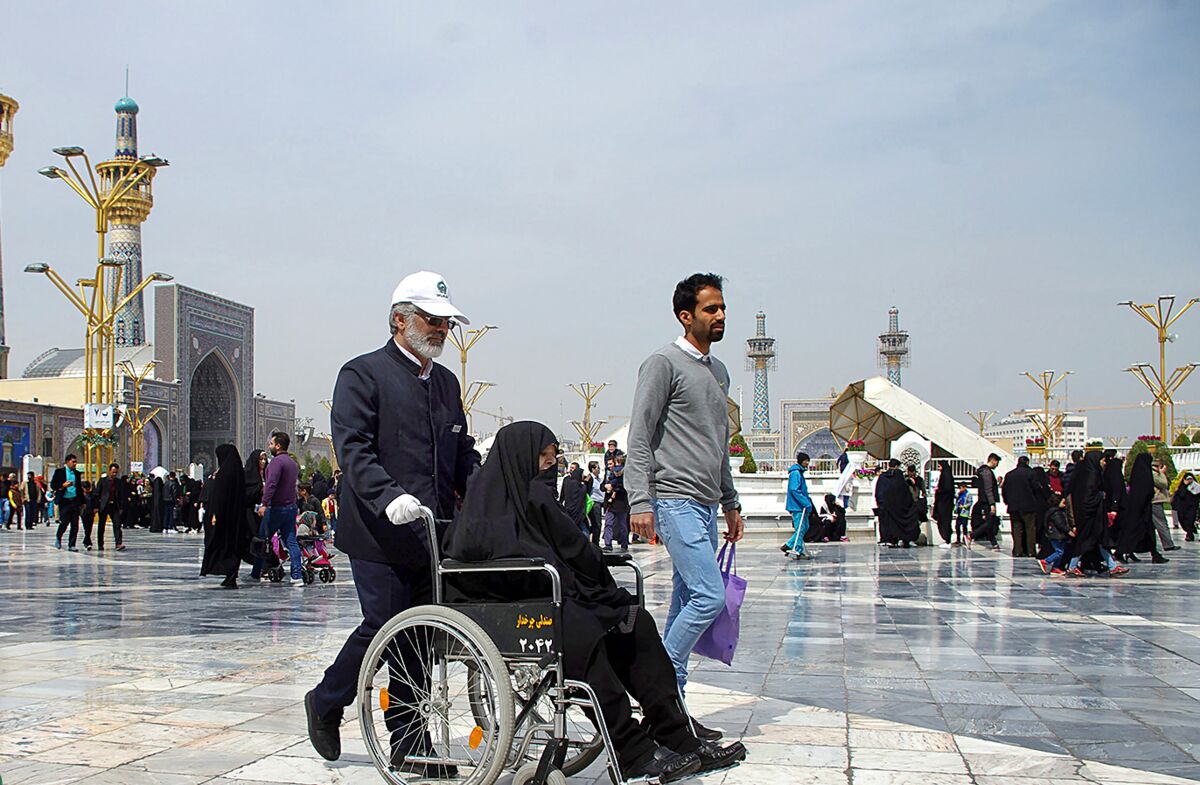 اینجا پناهگاه بیماران و درماندگان است/ روایتی از تشرف بیماران صعبالعلاج به حرم امام رضا (ع)