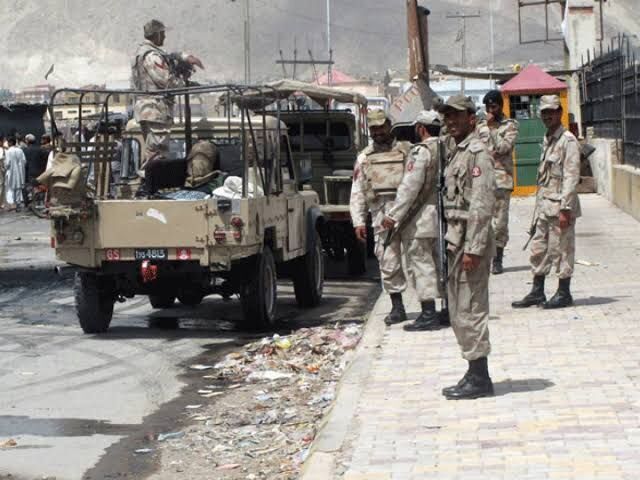 ۲۲ نظامی پاکستان در حمله انتحاری زخمی شدند