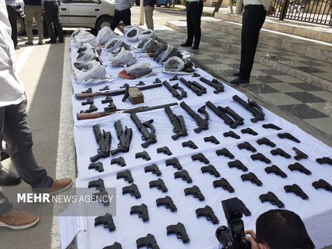 انهدام شبکه قاچاق بین‌المللی سلاح و مهمات جنگی در بندر امام خمینی