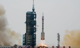 چین اولین فضانورد غیرنظامی خود را به فضا فرستاد