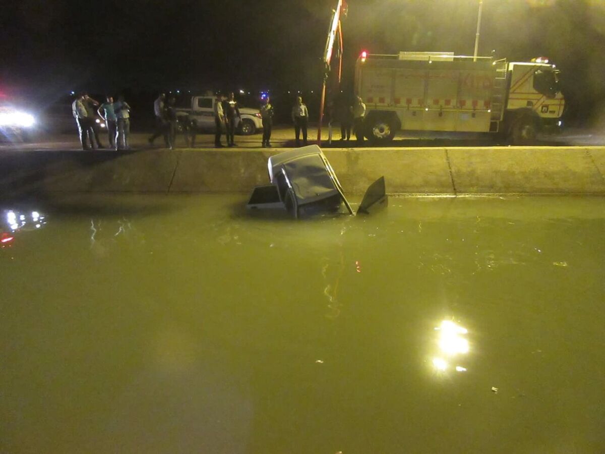 تکرار حادثه سقوط خودرو در کانال آب در شرق اصفهان 