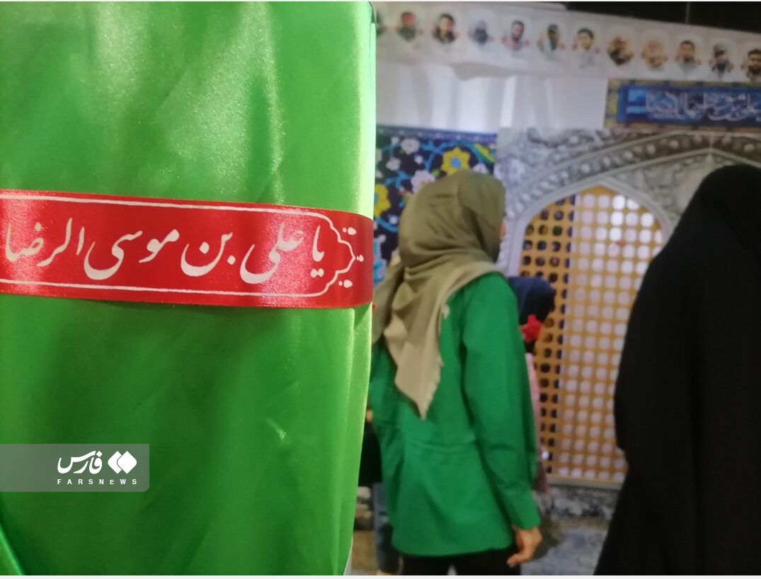 دخترانی که کنار ضریح امام رضا (ع) روسری سر میکنند