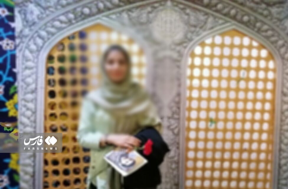 دخترانی که کنار ضریح امام رضا (ع) روسری سر میکنند