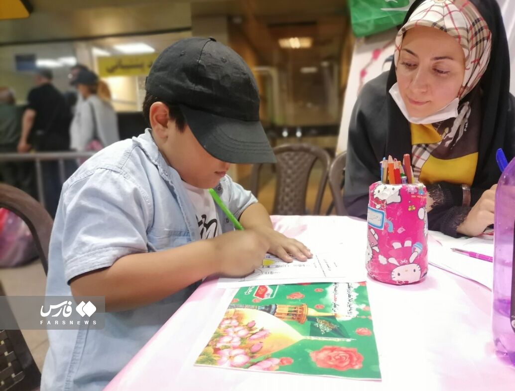 دخترانی که کنار ضریح امام رضا (ع) روسری سر میکنند