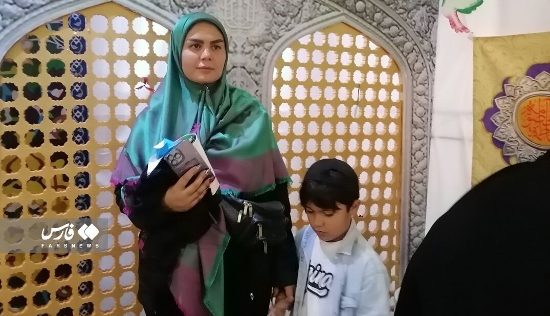 دخترانی که کنار ضریح امام رضا (ع) روسری سر می‌کنند