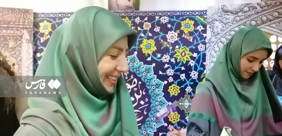 دخترانی که کنار ضریح امام رضا (ع) روسری سر میکنند