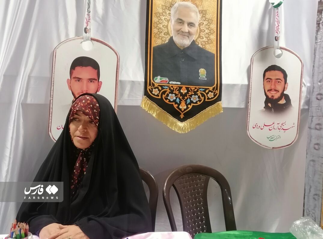 دخترانی که کنار ضریح امام رضا (ع) روسری سر میکنند