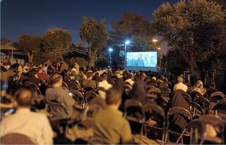 استقبال مردم تهران از اکران ویژه سینما سیار در گلزار شهدای بهشت زهرا
