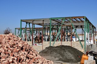اسکلت هزارمین واحد احداثی زلزله‌زده در خوی نصب شد
