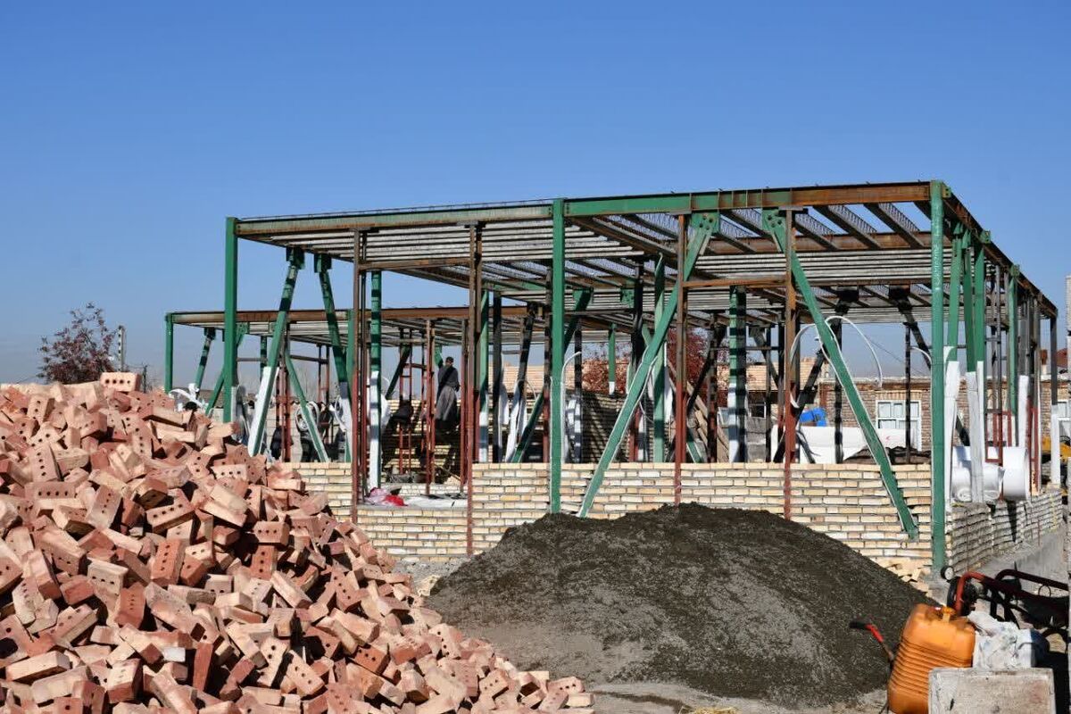 اسکلت هزارمین واحد احداثی زلزله‌زده در خوی نصب شد