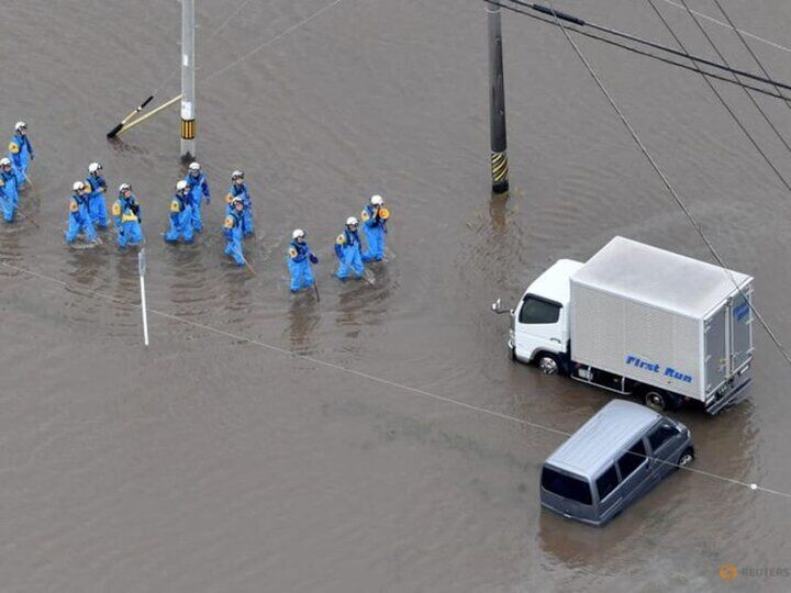 توفان در ژاپن موجب لغو حرکت قطارها و هواپیماها شد