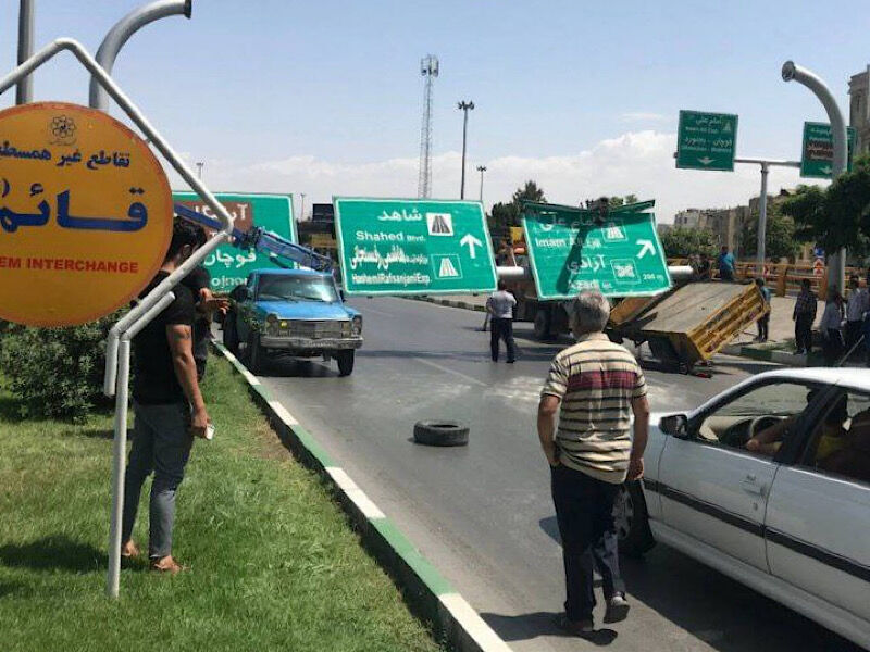 سقوط تابلوی تبلیغاتی روی ٢ جرثقیل در میدان قائم مشهد