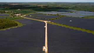 برای اولین‌بار، سرمایه‌گذاری‌ها در انرژی خورشیدی از تولید نفت سبقت گرفت