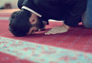 چگونه با نماز به گناه عُجب نیفتیم؟