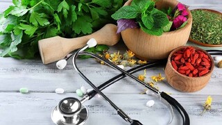 استقبال ۸۰ درصد مردم جامعه از طب ایرانی/ افرادی بدون علم با طب ایرانی مخالفت می‌کنند