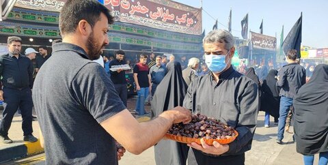 آستان قدس رضوی در خط مقدم خدمت‌رسانی به زائران اربعین