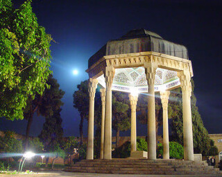 بازگشت حافظیه به شبانه‌های شیراز/ ساعت بازدید از آرامگاه حافظ افزایش یافت