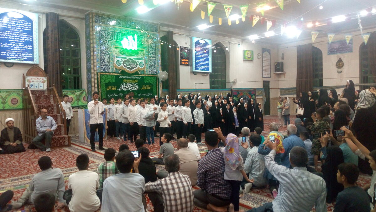 سرود بیش از ۱۰۰ نوجوان را مسجدی کرد