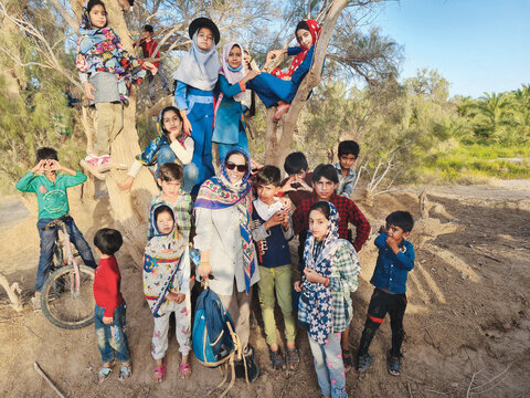قصه خانم معلمی که خودش را زودتر بازنشسته کرد تا بتواند برای مناطق محروم کاری بکند/ به عشق بچههای محروم