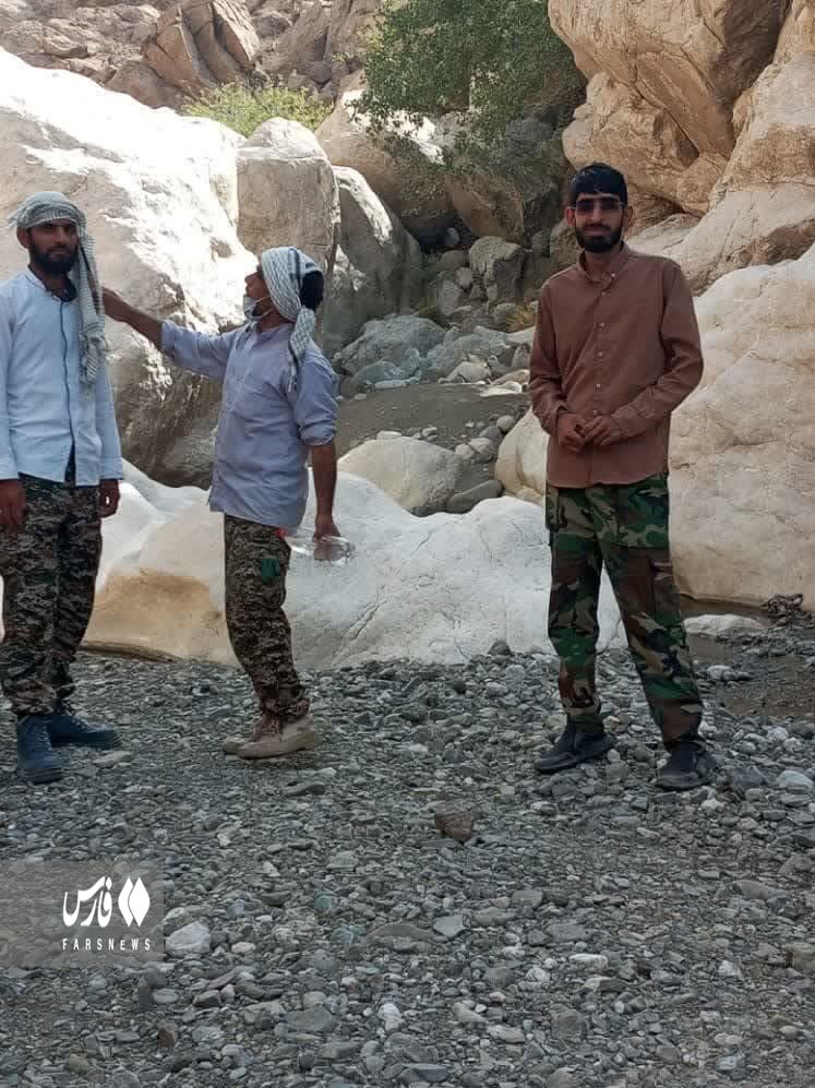 طلبهای که برای خدمت به مردم، کپرنشین شد