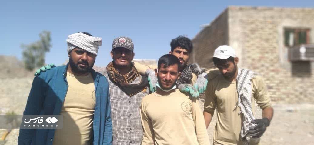 طلبهای که برای خدمت به مردم، کپرنشین شد