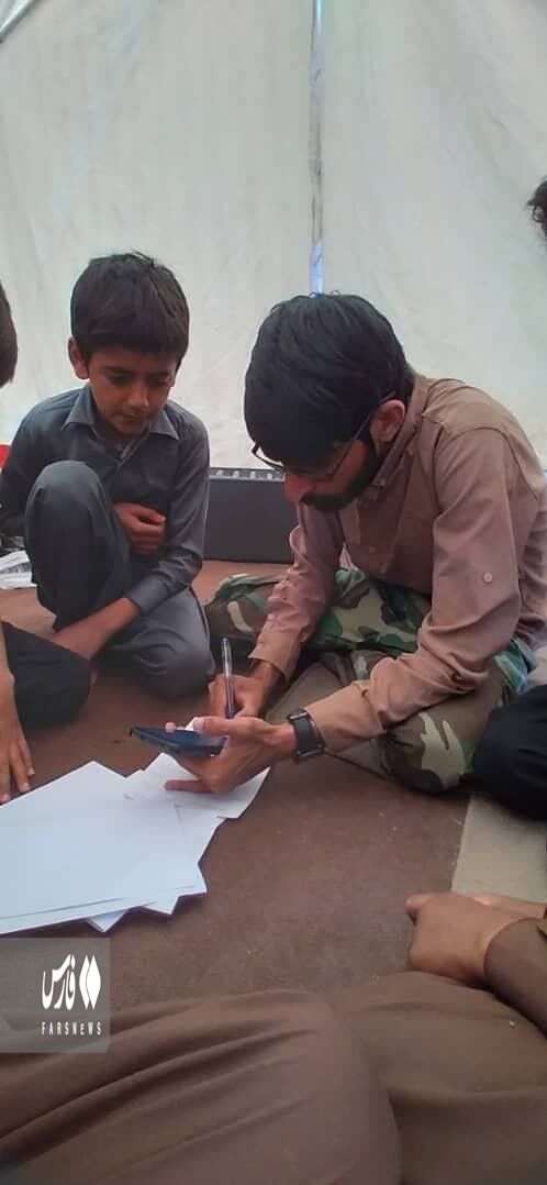 طلبهای که برای خدمت به مردم، کپرنشین شد