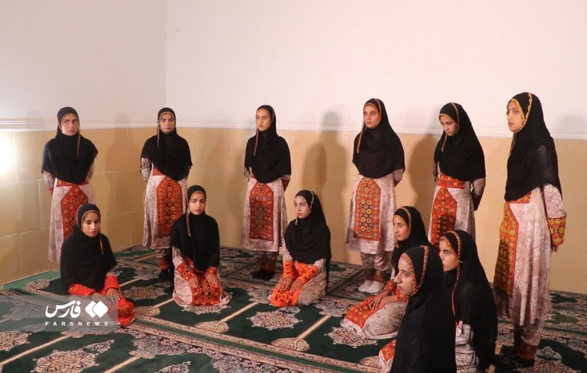 طلبهای که برای خدمت به مردم، کپرنشین شد